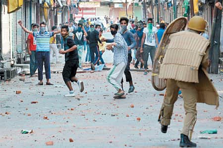 காஷ்மீரில் 34-வது நாளாக தொடரும் ஊரடங்கு உத்தரவு: பாதுகாப்புப் பணியில் துணை ராணுவப் படையினர் 