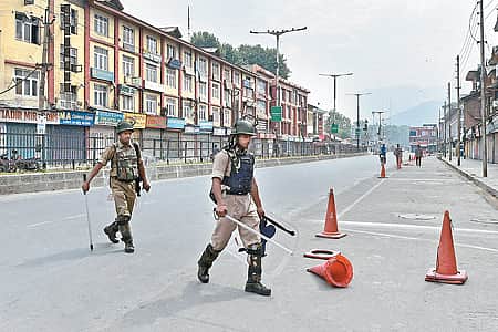 காஷ்மீர் வன்முறை: காயமடைந்த இளைஞர் பலி; உயிரிழந்தோர் எண்ணிக்கை 44 ஆக உயர்வு