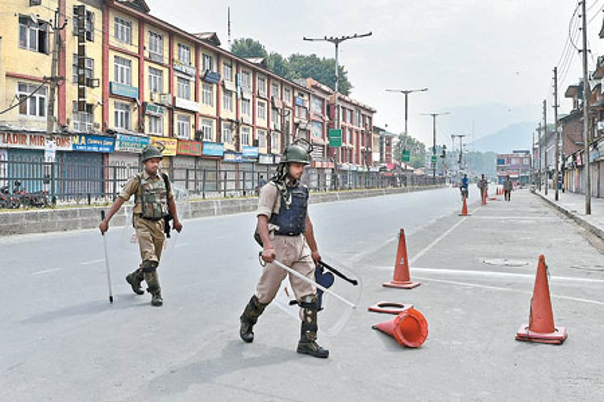 காஷ்மீர் வன்முறை: காயமடைந்த இளைஞர் பலி; உயிரிழந்தோர் எண்ணிக்கை 44 ஆக உயர்வு