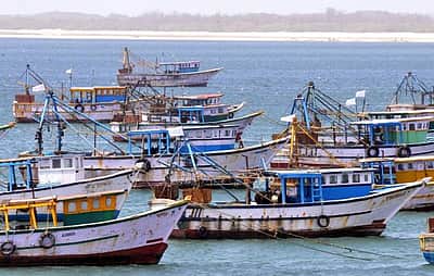 காரைக்கால் மீனவர்கள் 12 பேர் இலங்கை கடற்படையால் கைது 