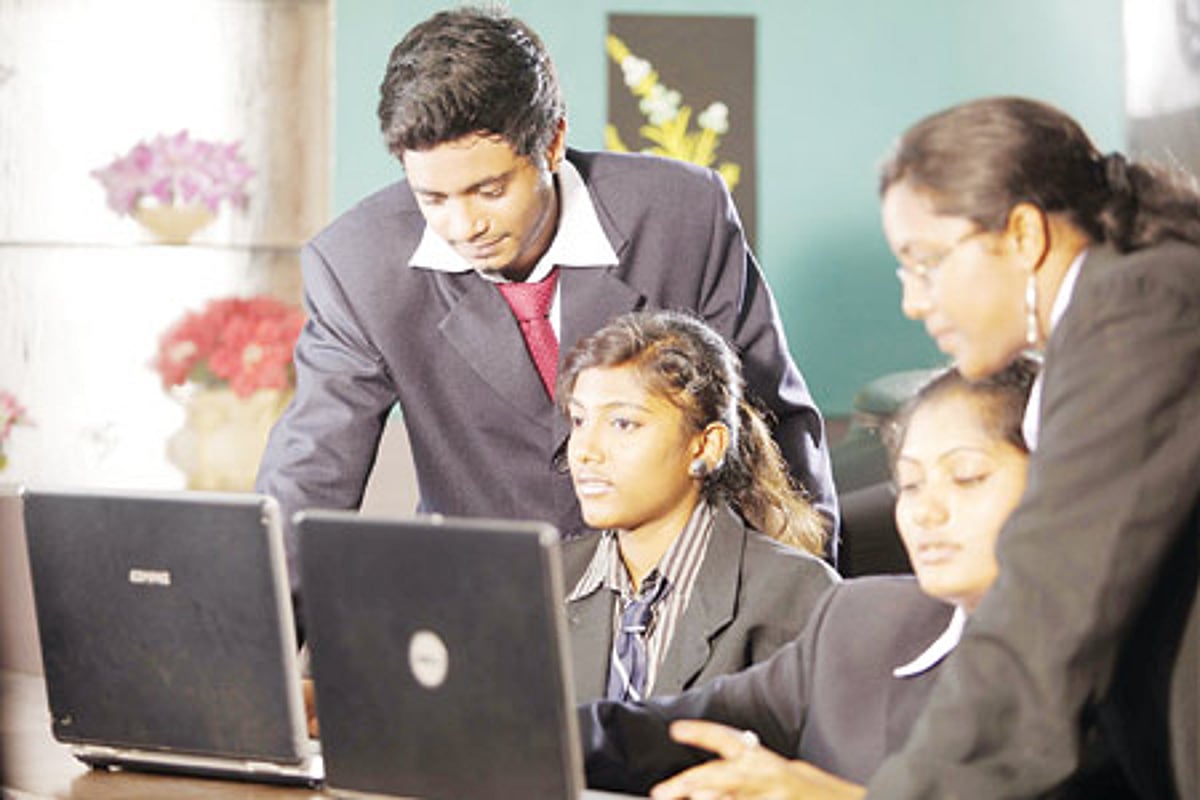 ஏழை மாணவர்கள் வெளிநாட்டில் ஒரு பருவம் படிக்கும் திட்டம்: நிகழாண்டிலும் நடைமுறைக்கு வருமா?