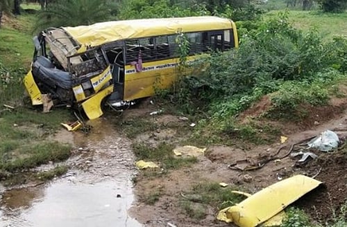 மத்தியப் பிரதேசத்தில் பேருந்து கவிழ்ந்து விபத்து: 2 பேர் பலி, 6 பேர் காயம் 