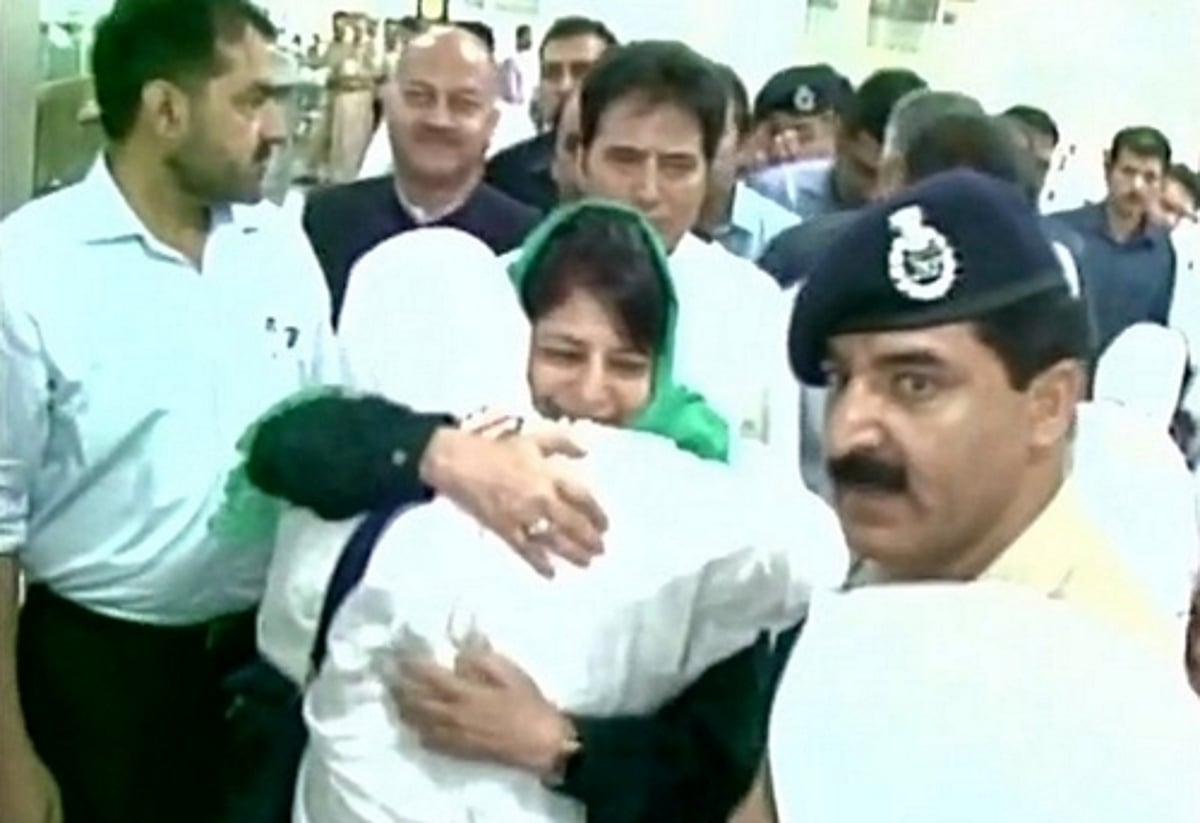 ஹஜ் புனித பயணம்: கொடி அசைத்துத் துவக்கி வைத்தார் மெஹபூபா முஃப்தி