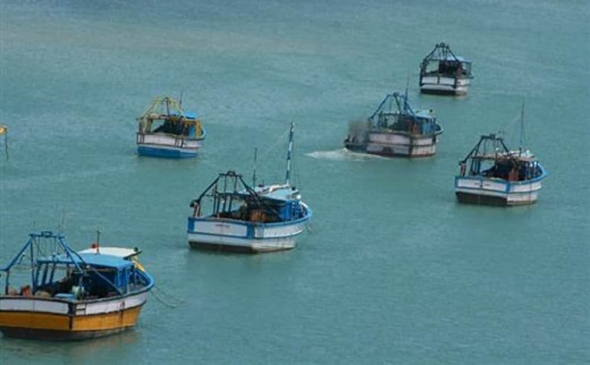 தமிழக மீனவர்களை தாக்கிய இலங்கை கடற்படை: படகுகளை மூழ்கடித்து, வலைகளை அறுத்து அட்டூழியம்