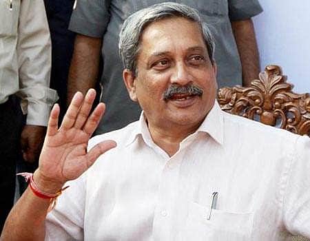 மருத்துவமனையில் இருந்தபடியே ஆட்களை மிரட்டுகிறார்: கோவா முதல்வர் பாரிக்கர் மீது காங்கிரஸ் கடும் குற்றச்சாட்டு 