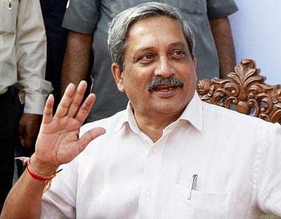 மருத்துவமனையில் இருந்தபடியே ஆட்களை மிரட்டுகிறார்: கோவா முதல்வர் பாரிக்கர் மீது காங்கிரஸ் கடும் குற்றச்சாட்டு 