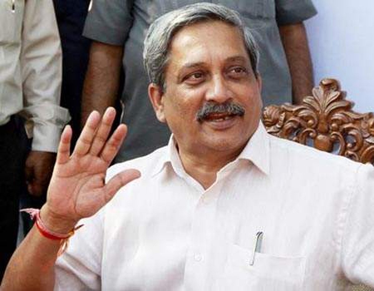 மருத்துவமனையில் இருந்தபடியே ஆட்களை மிரட்டுகிறார்: கோவா முதல்வர் பாரிக்கர் மீது காங்கிரஸ் கடும் குற்றச்சாட்டு