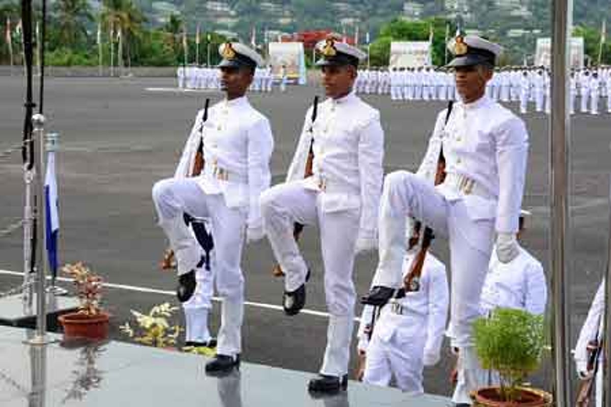 பொறியியல் பட்டதாரிகளுக்கு இந்திய கடற்படை அழைப்பு: நாளை முதல் விண்ணப்பங்கள் வரவேற்பு
