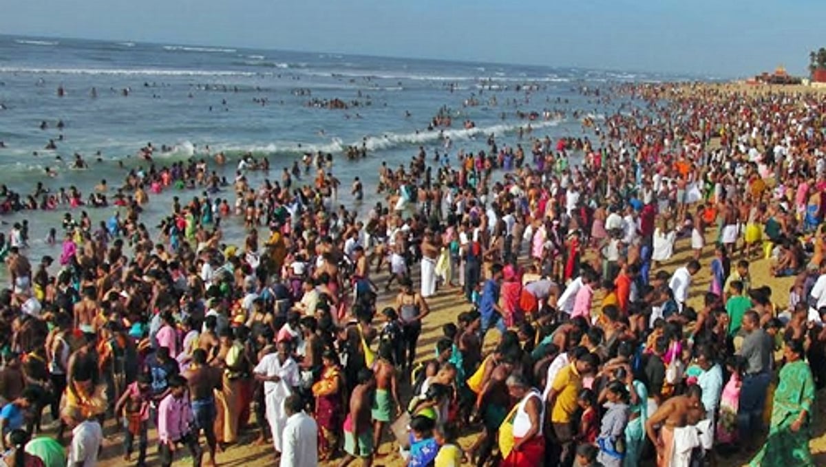 ஆடி அமாவாசையை முன்னிட்டு திருச்செந்தூர் கடலில் புனித நீராடி வழிபாடு