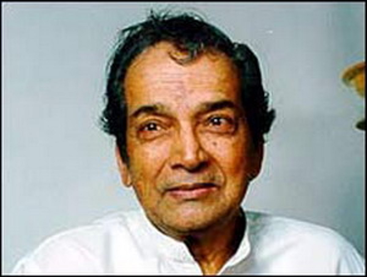 நம்பியாரின் காலில் விழுந்த கன்னட சூப்பர் ஸ்டார்!