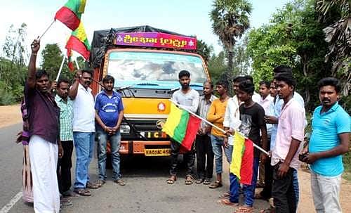 புதுகை அருகே கர்நாடகா மாநிலத்தை சேர்ந்த லாரியை சிறைபிடித்த தமிழக வாழ்வுரிமை கட்சியினர் 3 பேர் கைது