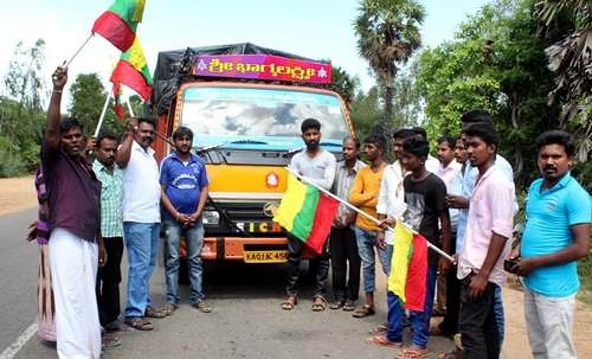 புதுகை அருகே கர்நாடகா மாநிலத்தை சேர்ந்த லாரியை சிறைபிடித்த தமிழக வாழ்வுரிமை கட்சியினர் 3 பேர் கைது
