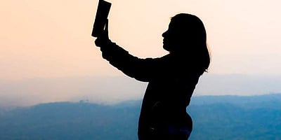 செல்ஃபி எடுக்கும் பொழுது ஏரிக்குள் தவறி விழுந்த மாணவி: காப்பாற்றச் சென்ற நண்பர்கள் பலி !