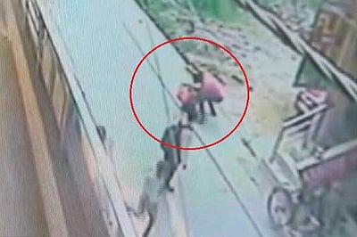 டில்லியில் பட்டப்பகலில் இளம்பெண்ணுக்கு 22 முறை கத்திக்குத்து!