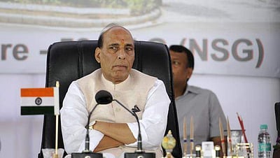 பாகிஸ்தான் தாக்குதல்: தேச பாதுகாப்பு குறித்து ராஜ்நாத் ஆய்வு!