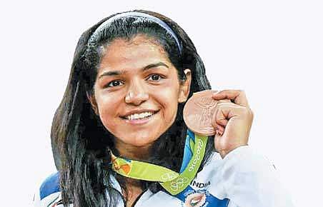 மகுடம் சூட்டிய மங்கையர்கள்...