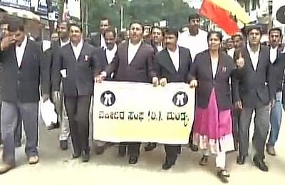 காவிரி நீர் விவகாரம்: மாண்டியாவில் வழக்குரைஞர்கள் போராட்டம்