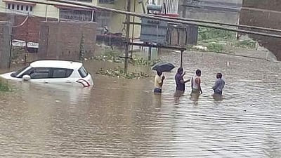 பிகாரில் கனமழை: தண்ணீரில் தத்தளிக்கும் வீடுகள்