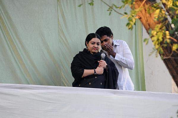 இத்தனைக்கும் நடுவில் தீபா என்ன செய்து கொண்டிருக்கிறார்? 