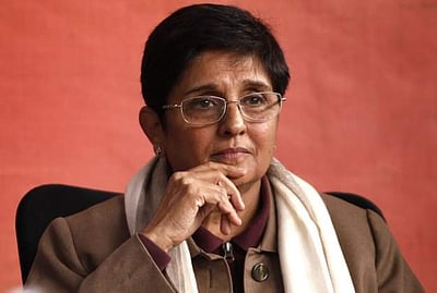 கோவை-லண்டன் விழிப்புணர்வு கார் பயண பெண்கள் குழு புதுவை வருகை: துணைநிலை ஆளுநர் கிரண்பேடி தொடங்கி வைத்தார்