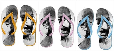 காந்தி உருவம் பொறித்த காலணிகள்: மீண்டும் இந்தியாவை சீண்டும் அமேசான் இணையதளம்! 