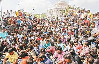 மாணவர்களின் எழுச்சிமிகு போராட்டத்தால் ஸ்தம்பித்தது மெரீனா கடற்கரை