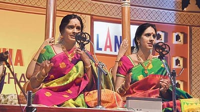 இன்னும் கொஞ்சம் பாடமாட்டார்களா?!- ஏங்க வைத்த ரஞ்சனி காயத்திரி சகோதரிகள்!