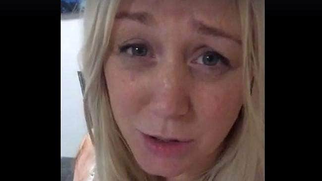 தன்னுடைய பிரசவத்தை 'பேஸ்புக் லைவ்' வீடியோவில் பகிர்ந்த இங்கிலாந்து பெண்!