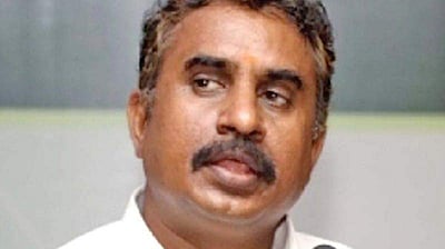 கோவையில் அமைச்சர் வேலுமணி முற்றுகை: போலீஸ் தள்ளுமுள்ளுவால் பரபரப்பு!