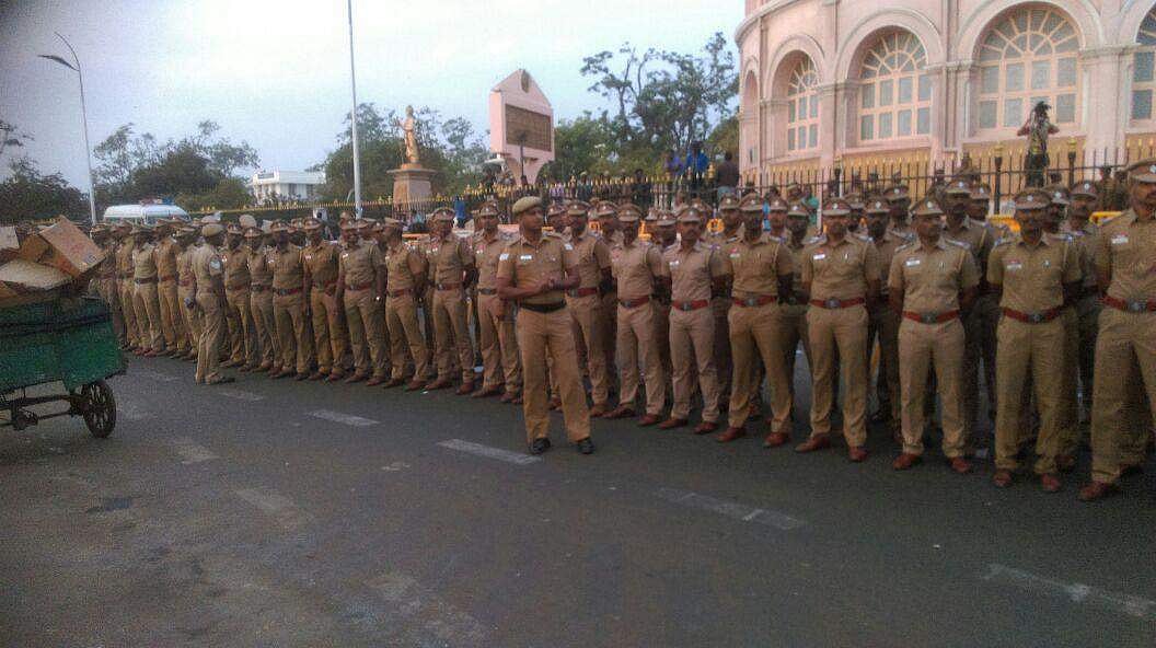 மாணவர்கள் 2 மணி நேரம் அவகாசம் கேட்டும் வலுக்கட்டாயமாக அவர்களை அப்புறப் படுத்த முயல்வது ஏன்?