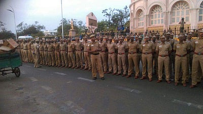 மாணவர்கள் 2 மணி நேரம் அவகாசம் கேட்டும் வலுக்கட்டாயமாக அவர்களை அப்புறப் படுத்த முயல்வது ஏன்?