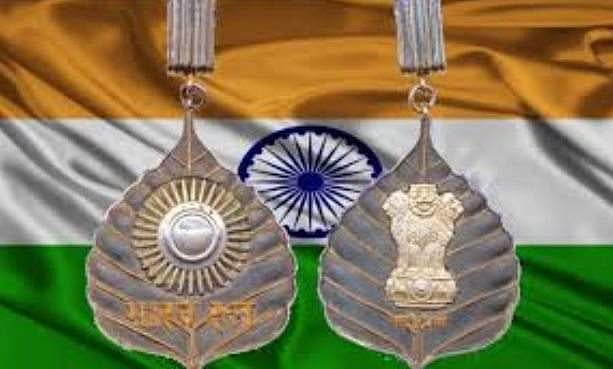 பாரத ரத்னா விருதுகளை வழங்கினார் குடியரசுத்தலைவர்