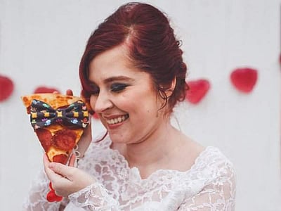 ‘பீட்சா’வை திருமணம் செய்த இங்கிலாந்து பெண்!