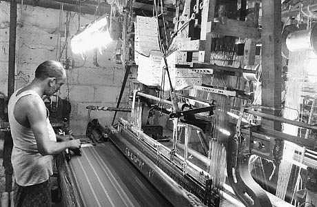 சேலை உற்பத்திக்கோ அனுமதி; சாயப்பட்டறைக்கோ அனுமதி இல்லை: விரக்தியில் நெசவாளர்கள்