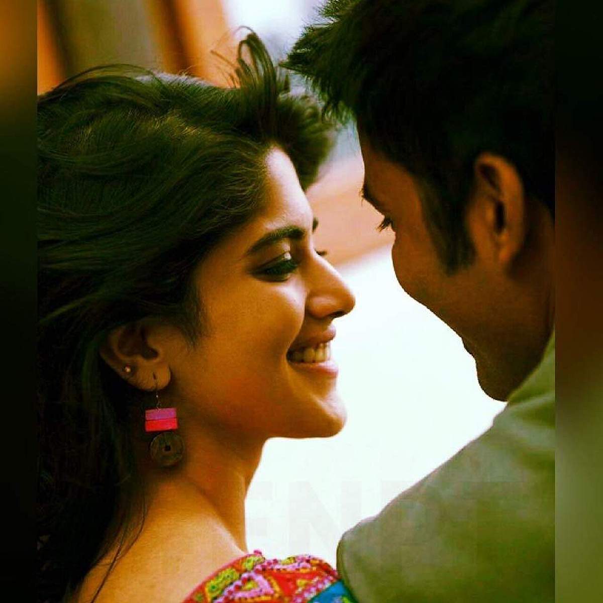 முத்தக்காட்சி: தயங்கிய தனுஷ்; உற்சாகமாக நடித்த மேகா!