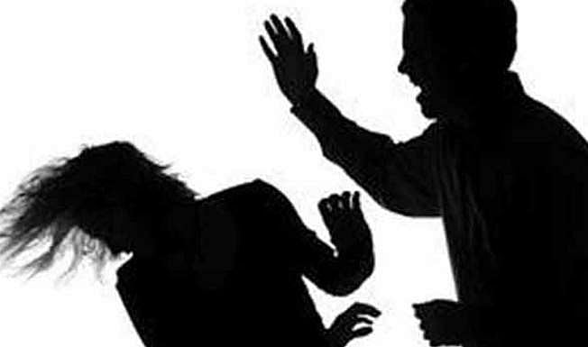 தூத்துக்குடியில் வீட்டு வாசலில் கோலமிட்டு இருந்த பெண் உருட்டு கட்டையால் அடித்து கொலை