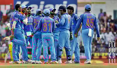 5-ஆவது ஒருநாள்: 243 ரன்கள் வெற்றி இலக்குடன் களமிறங்கிய இந்தியா!