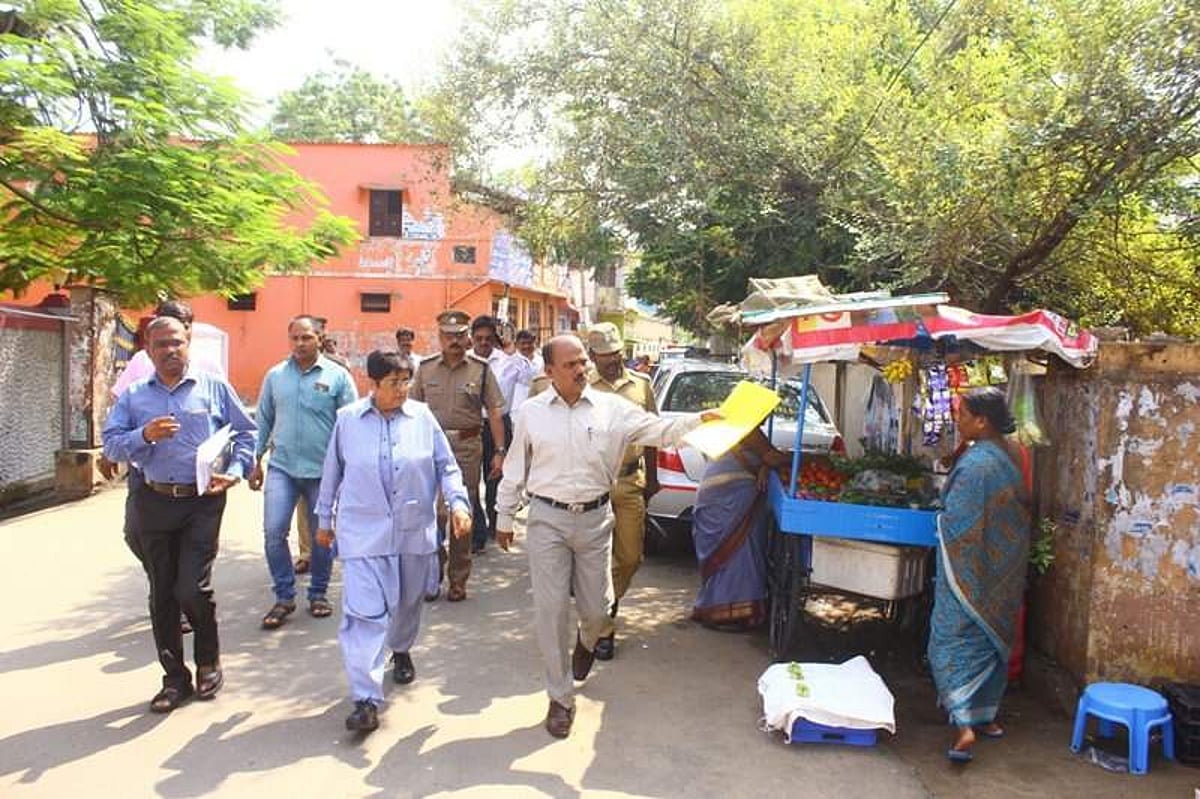 ஆளுநர் கிரண்பேடி ஆய்வு: வீட்டு வாசலில் குப்பை போட்ட உரிமையாளருக்கு அபராதம்