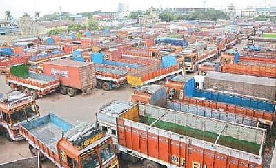 லாரி உரிமையாளா்கள் வேலைநிறுத்தம்: கா்நாடகத்துக்கு நாள் ஒன்றுக்கு ரூ.4,000 கோடி இழப்பு!