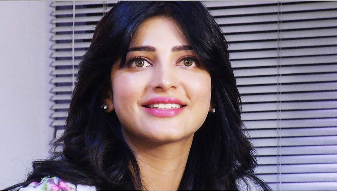 அப்பாவின் பிரபலப் பாடலைப் பாடி ரசிகர்களை நெகிழ்ச்சியடையச் செய்த ஸ்ருதிஹாசன்! (விடியோ)