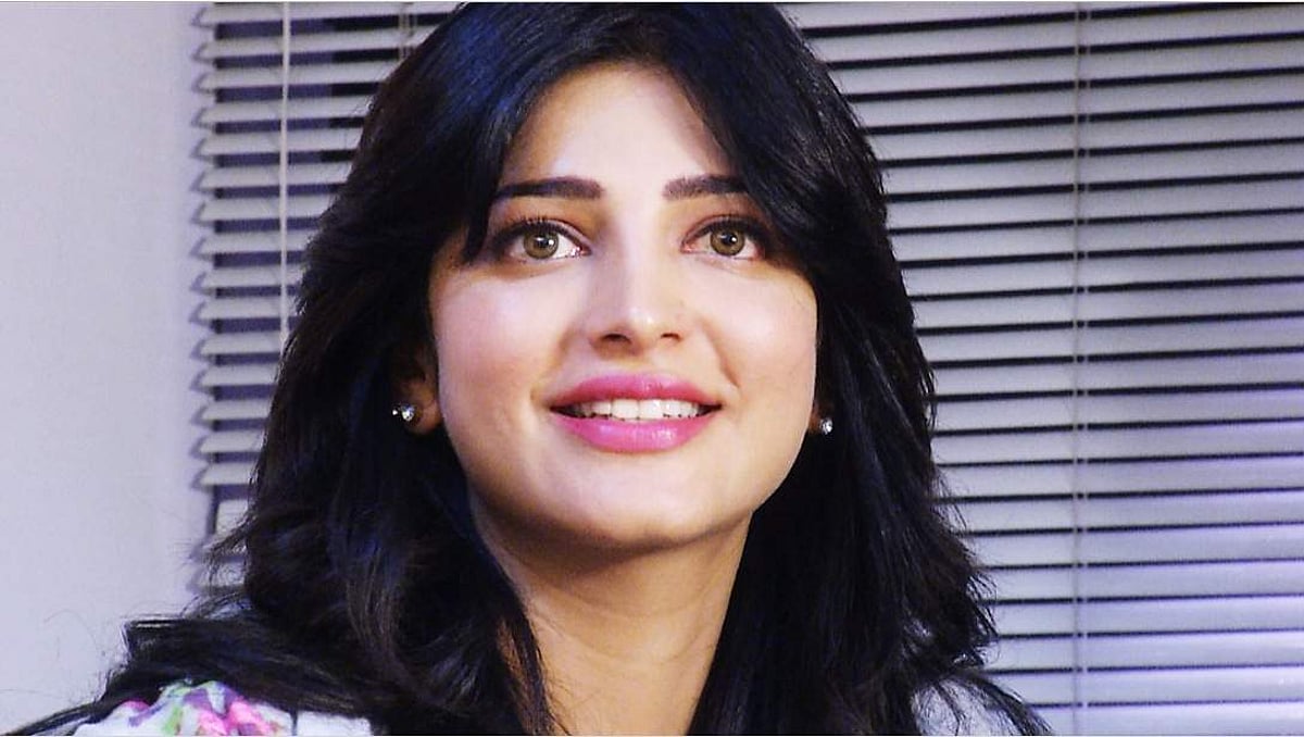 அப்பாவின் பிரபலப் பாடலைப் பாடி ரசிகர்களை நெகிழ்ச்சியடையச் செய்த ஸ்ருதிஹாசன்! (விடியோ)