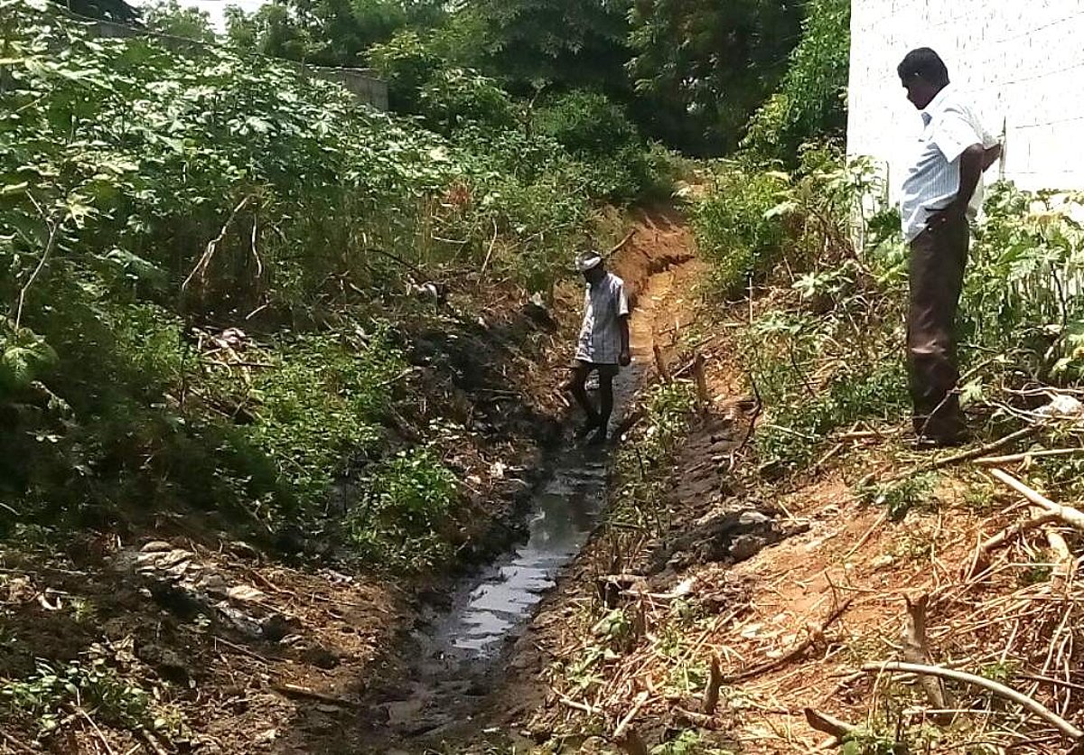 வெள்ளக்கோவில் அருகே பி.ஏ.பி.வாய்க்காலில் நூற்பாலை கழிவுநீர்: விவசாயிகள் புகார்
