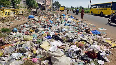 சாலையில் குவியும் குப்பை குவியல்