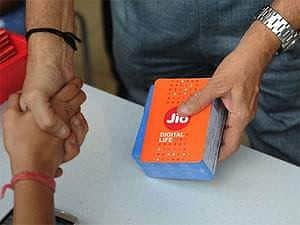 வாடிக்கையாளர்களுக்கு ஜியோவின் 'தீபாவளி ஸ்பெஷல்' என்ன தெரியுமா?