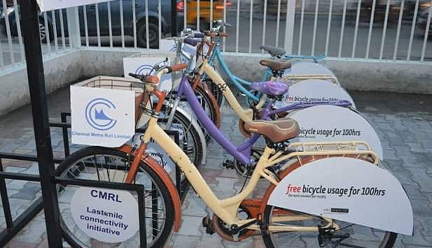 மெட்ரோ ரயில் நிலையத்தில் இருந்து ராஜ்பவனுக்கு சைக்கிளில் சென்ற தெலங்கானா ஆளுநர்