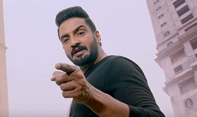 பஞ்ச் டயலாக் பேசறவனை அடிக்கிறதுதான் புது ஸ்டைல்: சந்தானம் பட டிரெய்லர்!