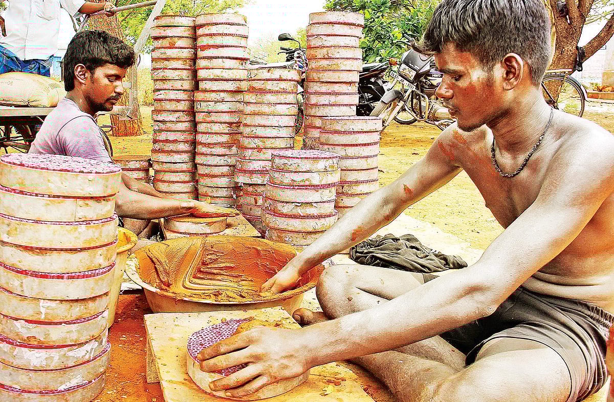 இவர்கள்தான் நம் தீபாவளியை வண்ணமயமாக்குகிறார்கள்!