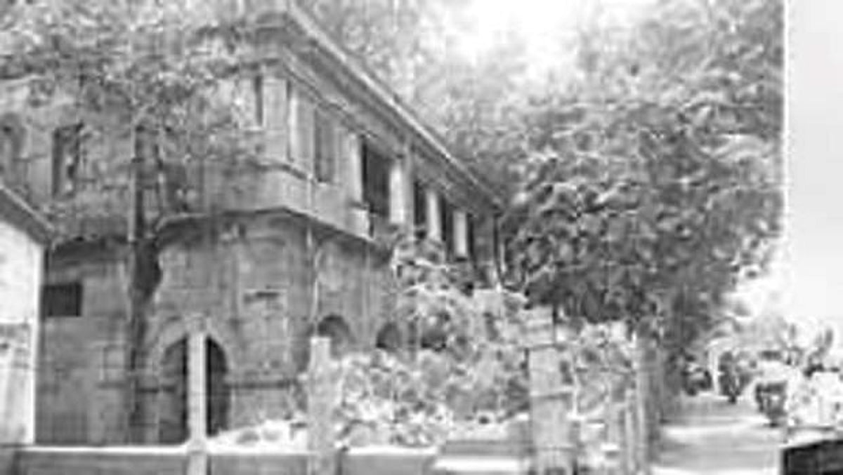 பருவமழை காலங்களில் பொதுமக்களை பீதிக்குள்ளாக்கும் பாழடைந்த கட்டடங்கள்