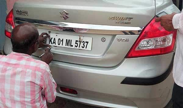 உயா் பாதுகாப்பு நம்பா் பிளேட் பொருத்தப்படாத வாகனங்கள் மீது உடனடி நடவடிக்கை வேண்டாம்: அமைச்சா் கைலாஷ் கெலாட் உத்தரவு