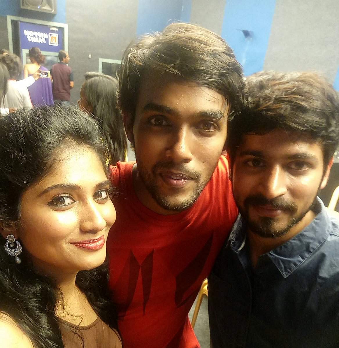 பிக் பாஸ் இறுதிப்போட்டி: சக போட்டியாளர்களுடன் ஜூலி (படங்கள்)!